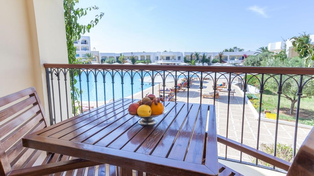 El Mouradi Gammarth Hotel Exterior foto A balcony
